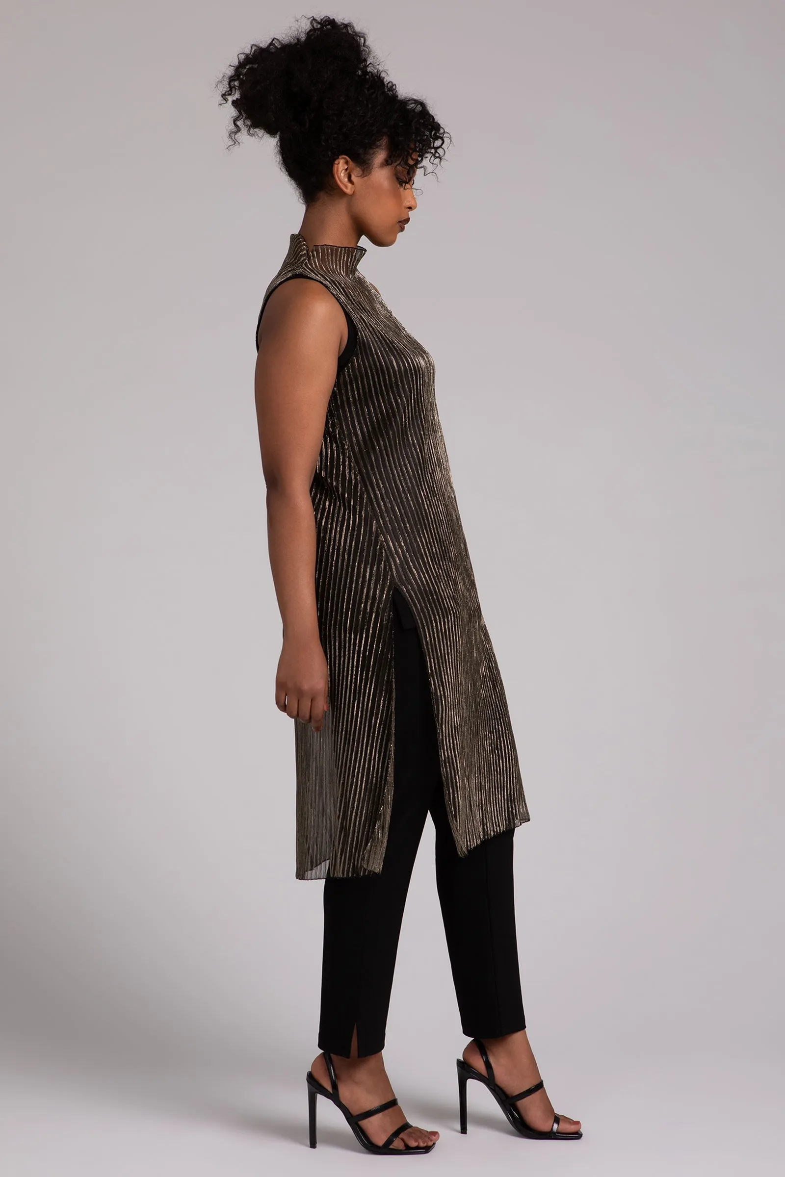 Pleated Mesh Funnel Neck Slit Over Under | Black/Gold